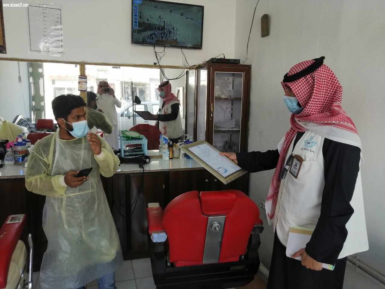 1036 جولة رقابية تنفذها امانة الشرقية وتغلق منشاة وتحرر 89 مخالفة في المراكز التجارية يوم الثلاثاء