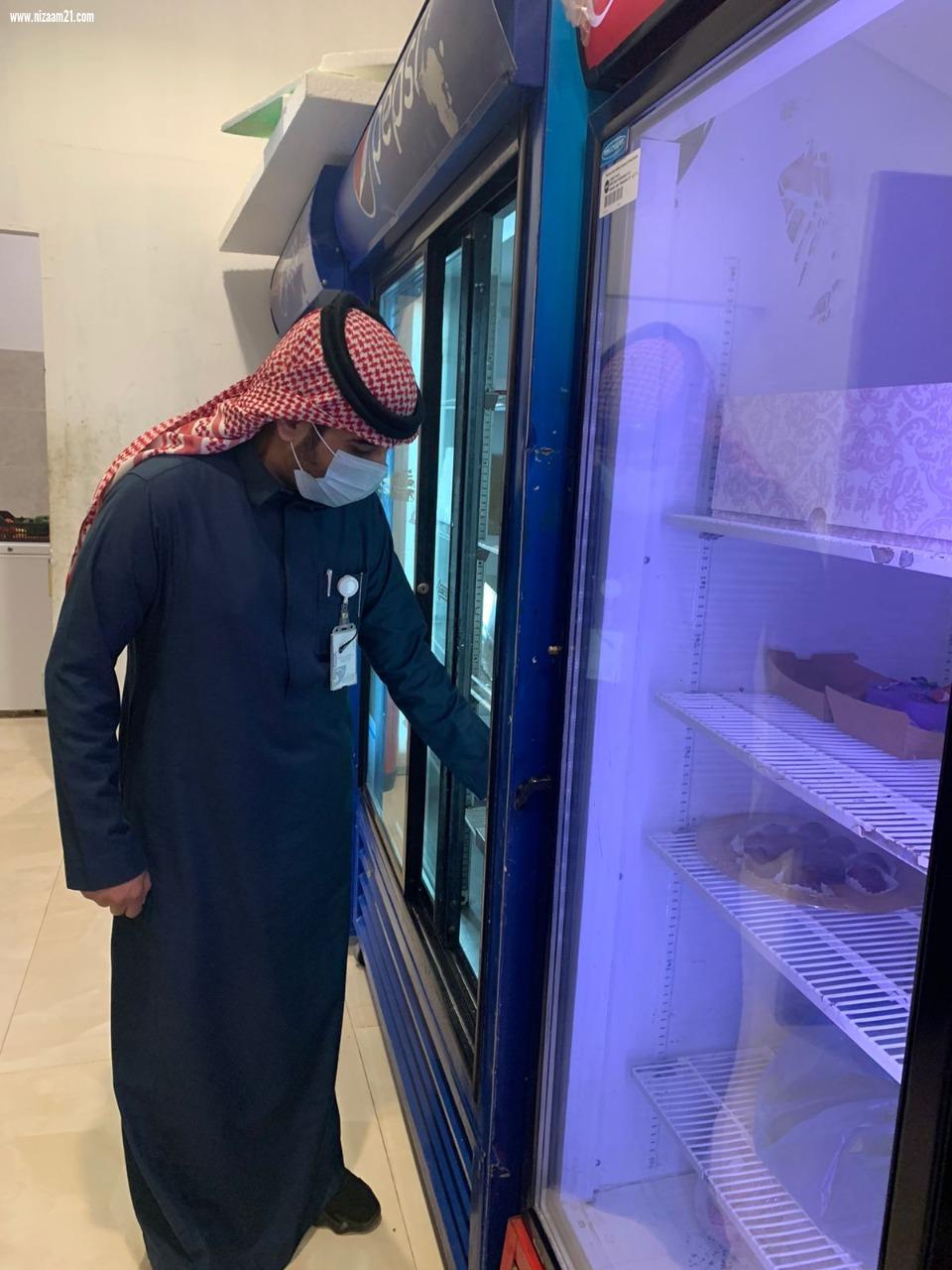 بلدية النعيرية تصادر وتتلف (1095) كجم مواد غذائية مجهولة المصدر بأحد المستودعات