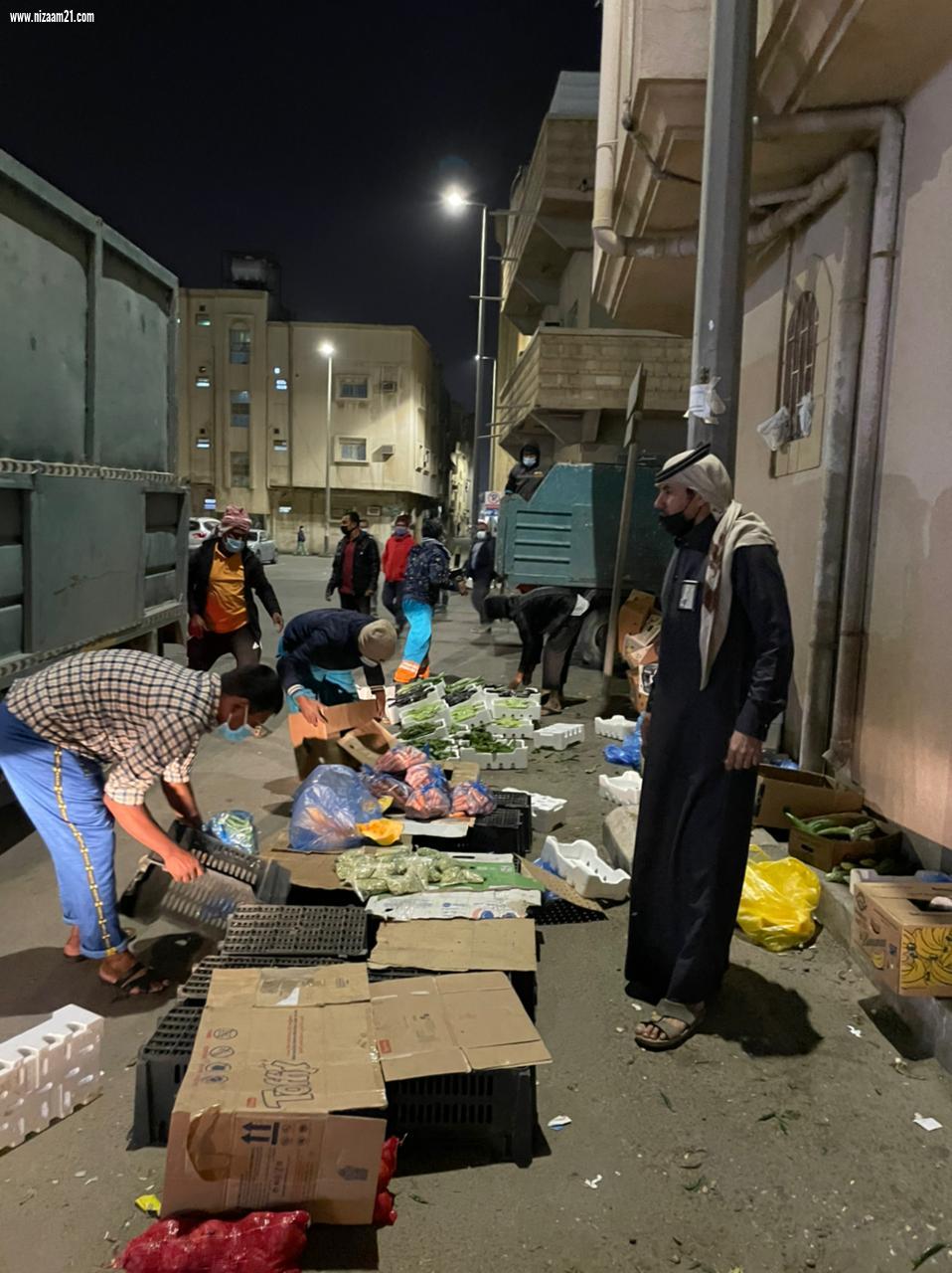 بلدية الجبيل تضبط 35 مخالفاً ومخالفة من الباعة الجائلين وتصادر طنين ونصف من المضبوطات