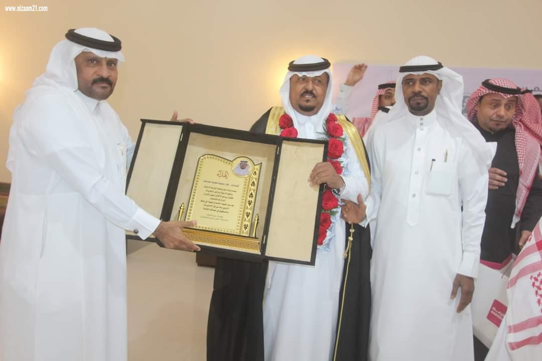 مدرسة القرن الإبتدائية والمتوسطة تكرم المعلم القدير علي محمد سويد عياشي بمناسبة تقاعده