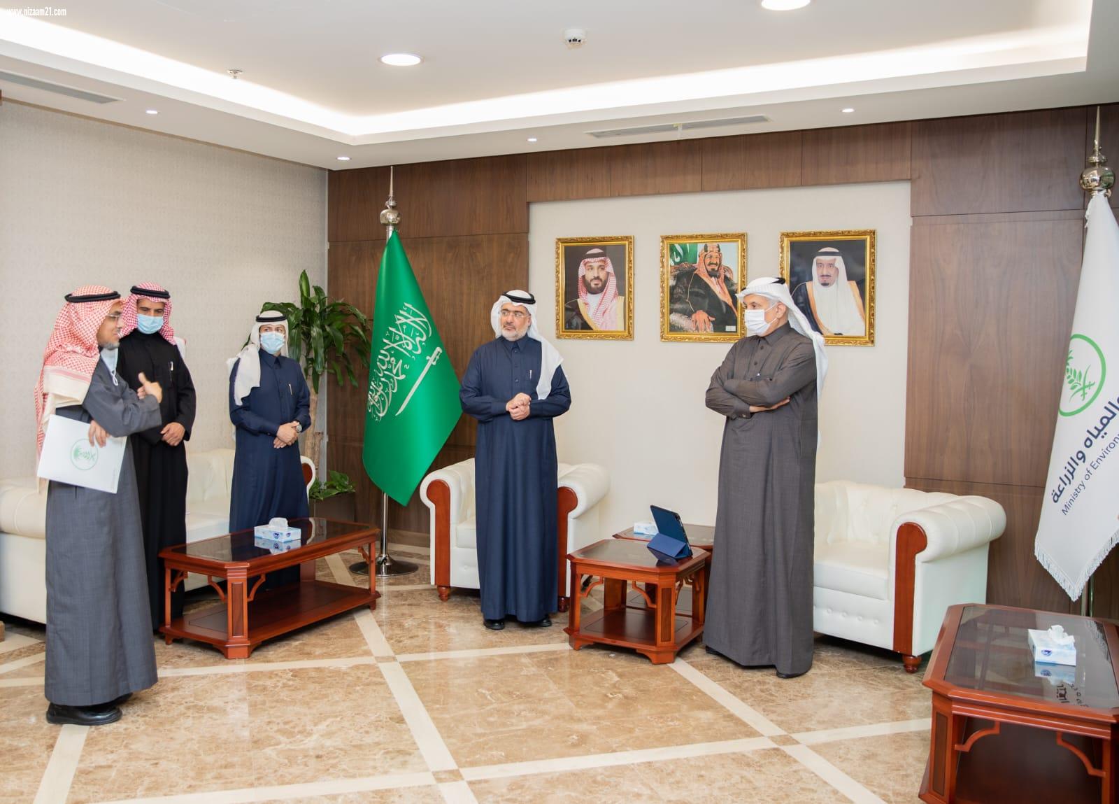 وزير البيئة يُدشن شعار اللجنة الوطنية للموارد الوراثية النباتية للأغذية والزراعة