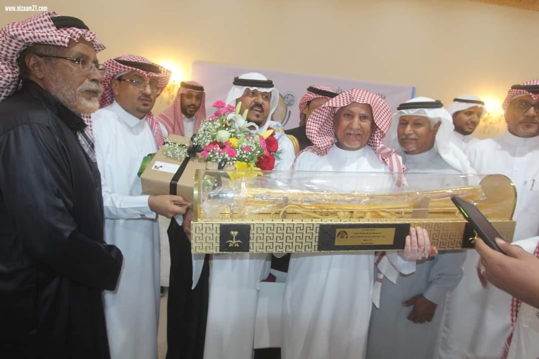 مدرسة القرن الإبتدائية والمتوسطة تكرم المعلم القدير علي محمد سويد عياشي بمناسبة تقاعده