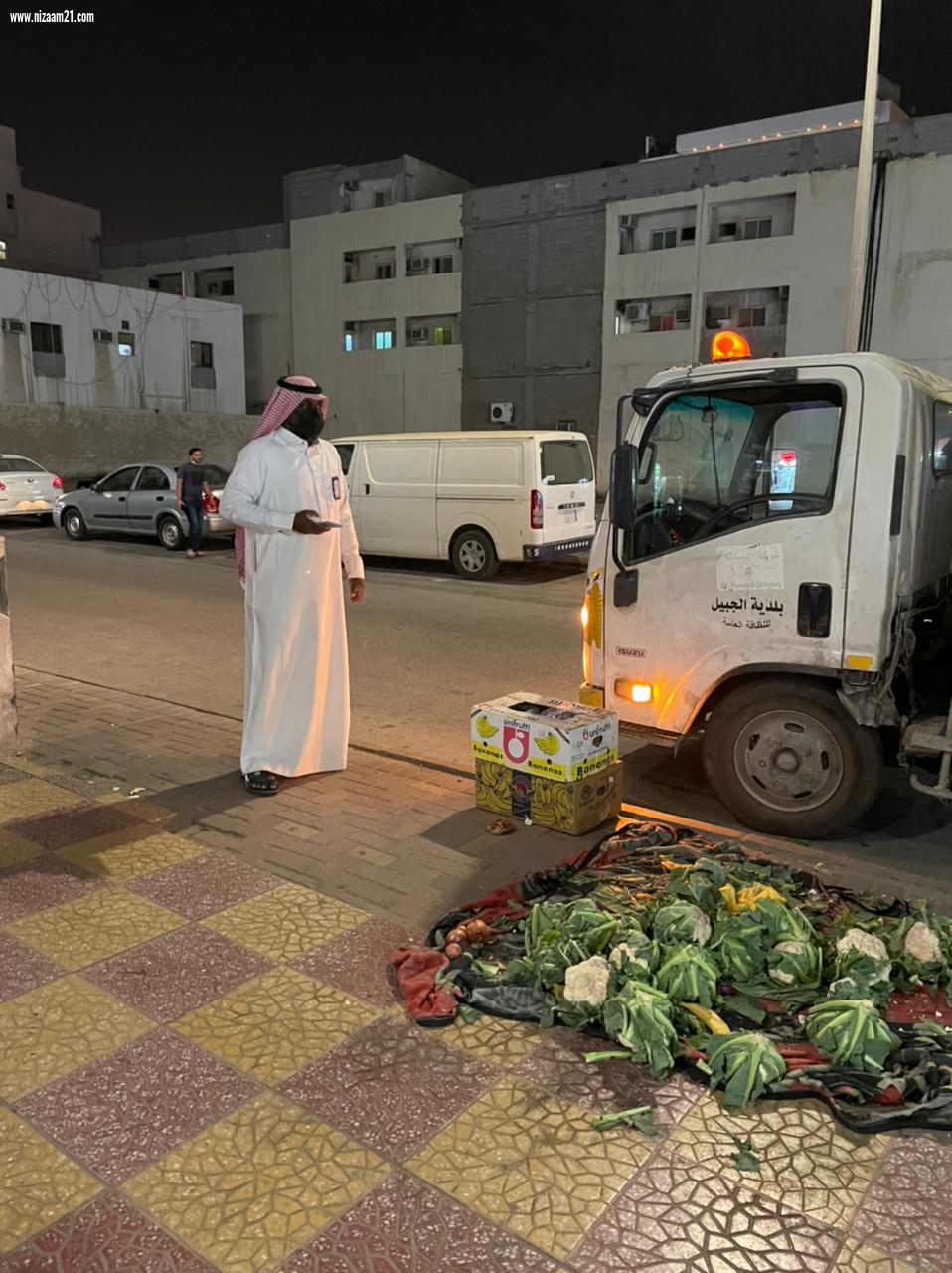 بلدية الجبيل تضبط 35 مخالفاً ومخالفة من الباعة الجائلين وتصادر طنين ونصف من المضبوطات