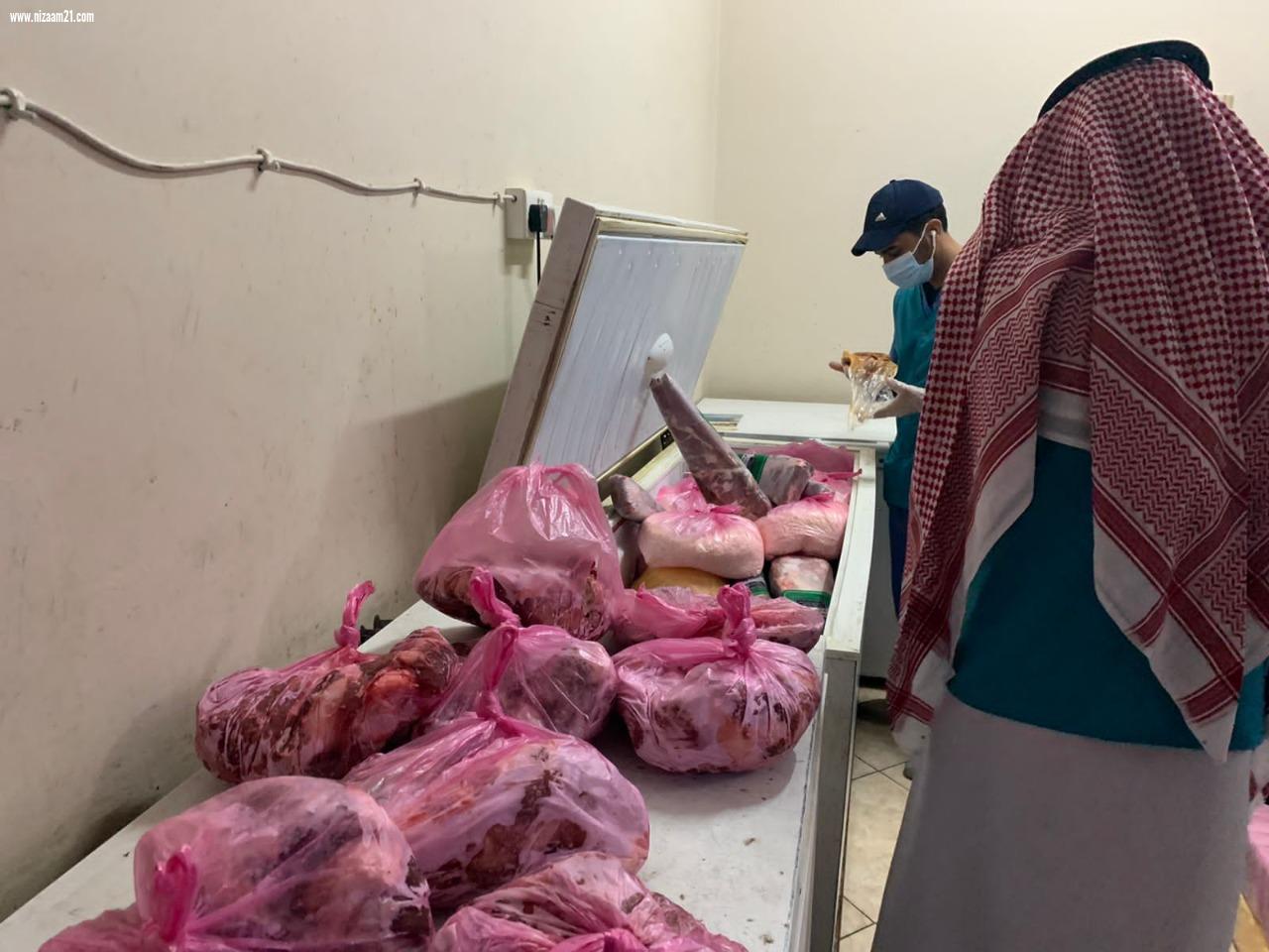 بلدية النعيرية تصادر وتتلف (1095) كجم مواد غذائية مجهولة المصدر بأحد المستودعات