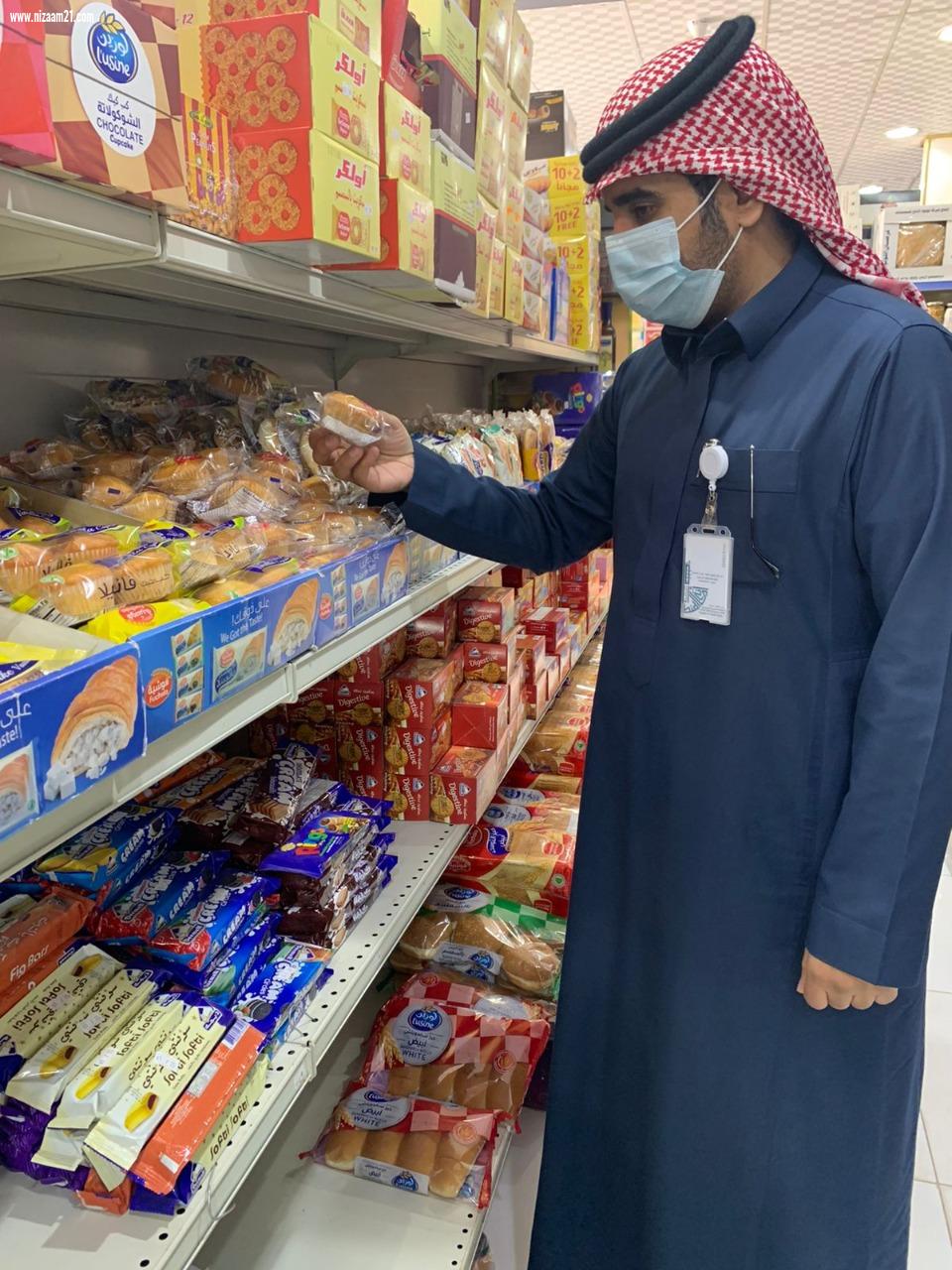 967 جولة رقابية تنفذها امانة الشرقية وتغلق منشاة وتحرر أكثر من 60 مخالفة في المراكز التجارية يوم  الاحد