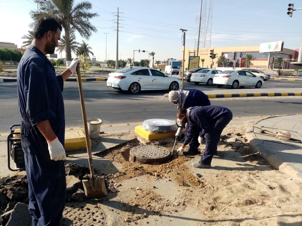 بلدية الجبيل تبدأ باستبدال أغطية المناهل بأغطية  فيابر جلاس
