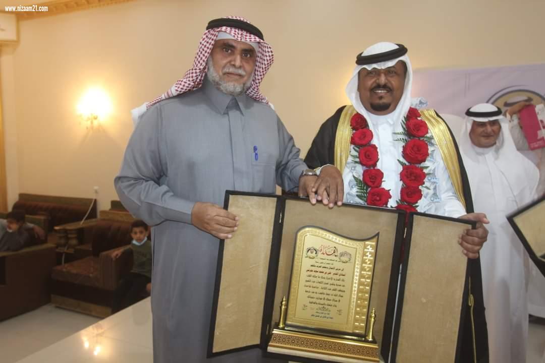 مدرسة القرن الإبتدائية والمتوسطة تكرم المعلم القدير علي محمد سويد عياشي بمناسبة تقاعده