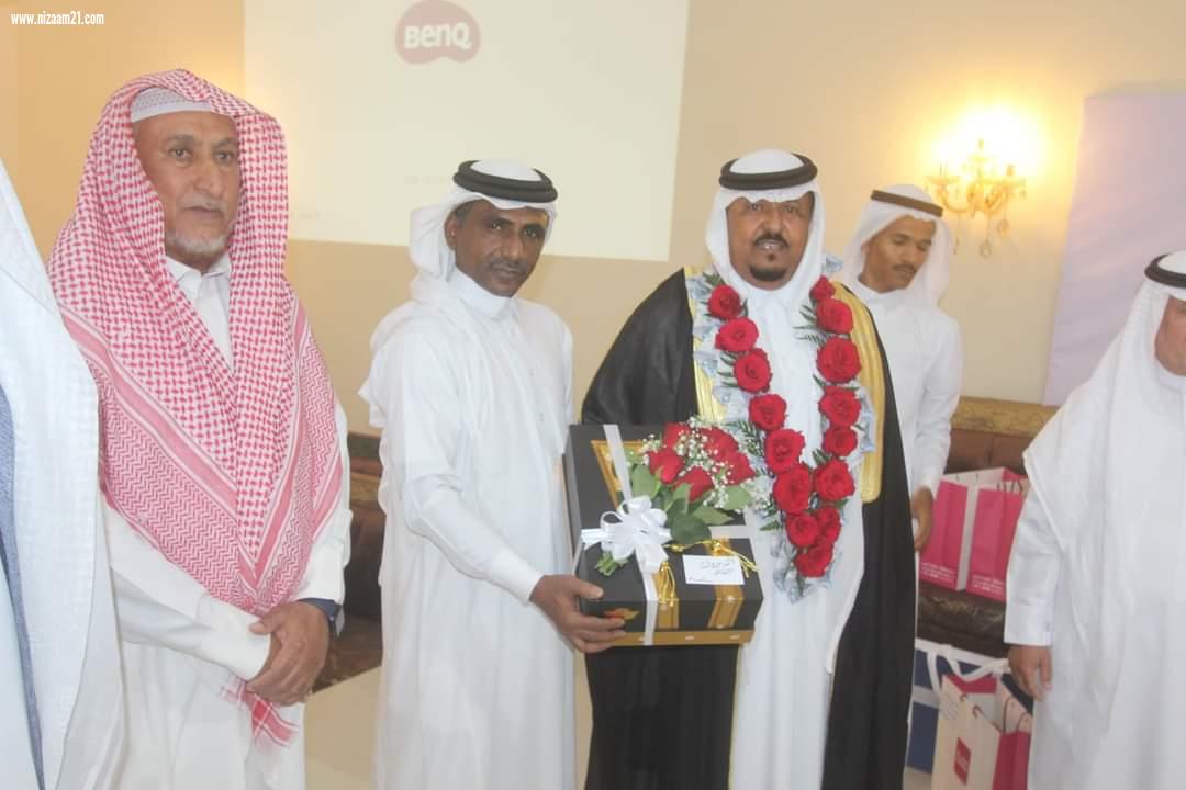 مدرسة القرن الإبتدائية والمتوسطة تكرم المعلم القدير علي محمد سويد عياشي بمناسبة تقاعده