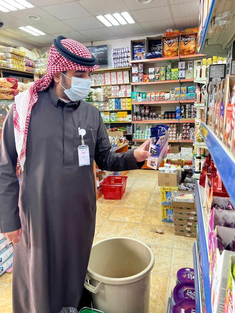 1039 جولة رقابية تنفذها امانة الشرقية وتغلق منشأة وتحرر أكثر من 80 مخالفة في المراكز التجارية أمس الاثنين