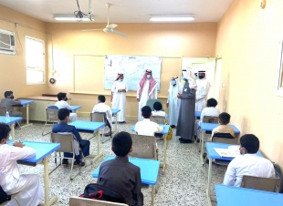 محافظ بيش يشارك أبناءه الطلاب فرحة العودة لمدارسهم