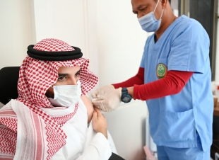 بتوجيهات سمو أمير جازان وسمو نائبه | إمارة المنطقة والعيادات الشاملة بالخدمات الطبية تنفذان حملة تطعيم ضد الإنفلونزا الموسمية