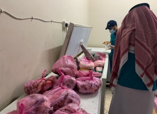 بلدية النعيرية تصادر وتتلف (1095) كجم مواد غذائية مجهولة المصدر بأحد المستودعات