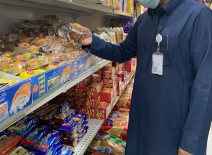 967 جولة رقابية تنفذها امانة الشرقية وتغلق منشاة وتحرر أكثر من 60 مخالفة في المراكز التجارية يوم  الاحد