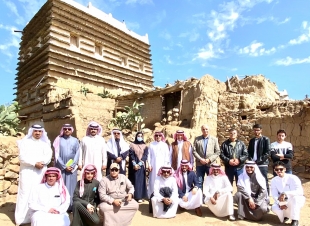 فريق جامعة الملك خالد يشارك في تطوير قرية المسقي 